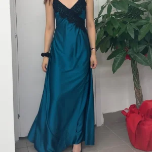 Abito lungo con pizzo e spacco sulla gamba