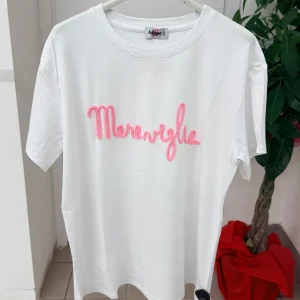 T-shirt con scritta “Meraviglia”