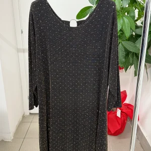 Abito lungo brillantinato con gioiello sul retro