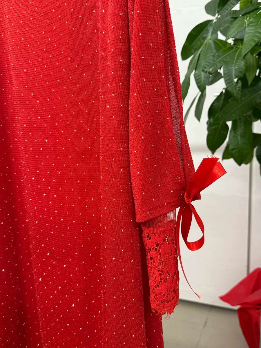 Abito brillantinato con fiocco e pizzo sulle maniche - immagine 4