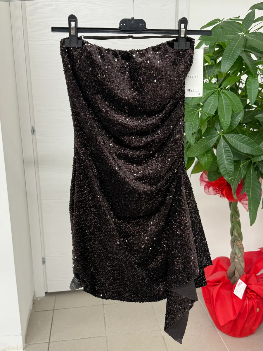 Abito corto a fascia con paillettes e rouche laterale - immagine 6