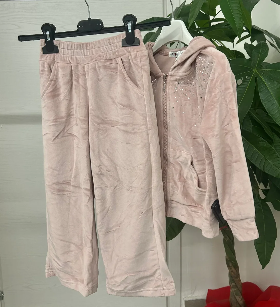 Set coordinato in ciniglia felpa con zip e pantaloni brillantinati - immagine 5