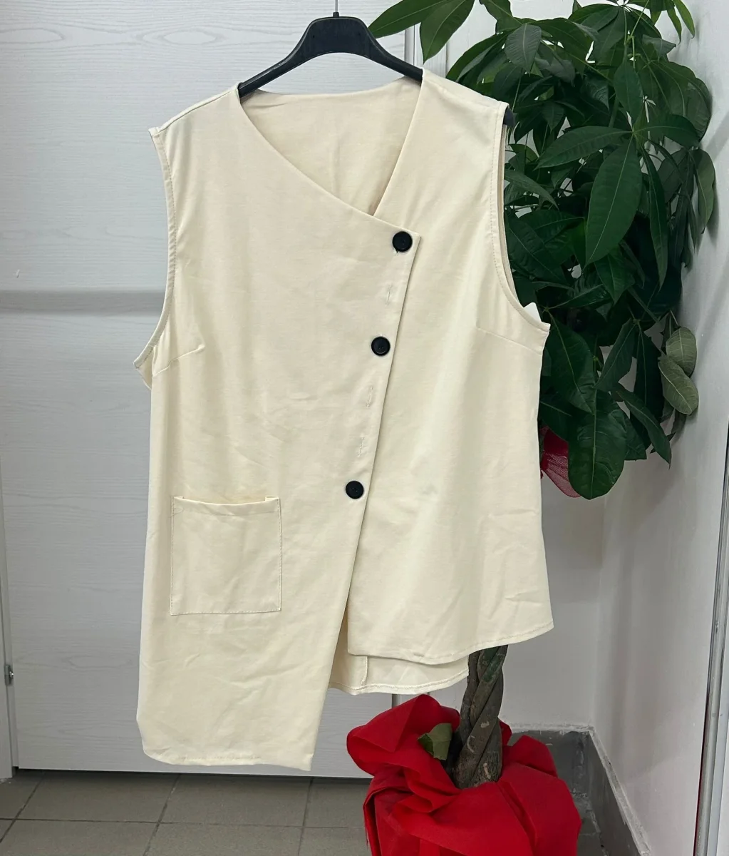 Gilet tinta unita con chiusura a bottoni obliqua