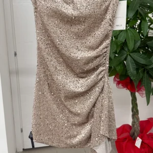 Abito corto a fascia con paillettes e rouche laterale