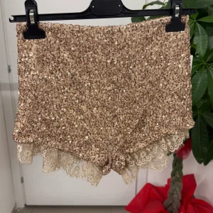 Pantaloncini con paillettes e pizzo