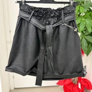 Pantaloncini in ecopelle con cinta