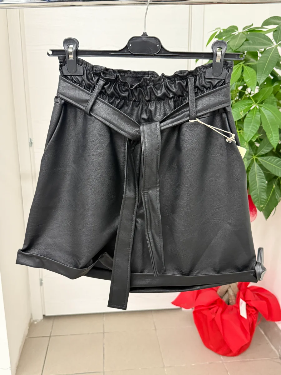 Pantaloncini in ecopelle con cinta - immagine 2