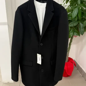 Giacca tinta unita con tasche con chiusura a bottoni Ficko