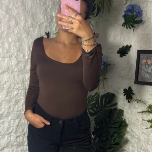 Body aderente in cotone elasticizzato con scollo a U a manica lunga