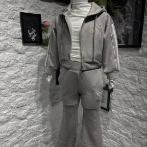 Completo grigio con felpa zip e pantalone a zampa NY - GARZATO 4-14 anni