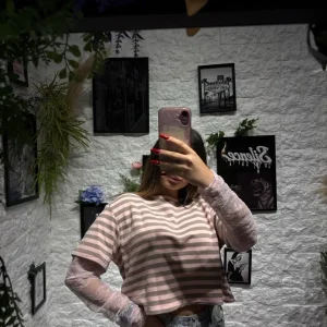 T-shirt cropped a righe con maniche lunghe in pizzo