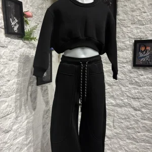Completo nero con felpa cropped e pantalone ampio - FELPATO 4-14 anni