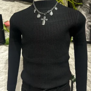 Maglioncino nero in maglia a costine con mezzo collo 4-12 anni