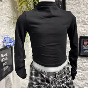 T-shirt nera in tinta unita con mezzo collo alto e manica arricciata 4-14 anni