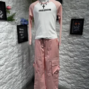 Completo rosa e bianco con t-shirt "FREEDOM" e pantalone cargo 8-16 anni