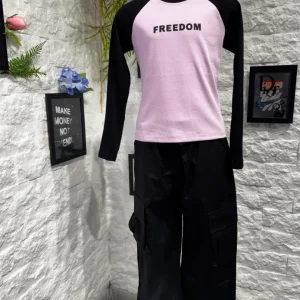 Completo rosa e nero con t-shirt "FREEDOM" e pantalone cargo 8-16 anni