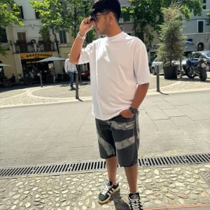 Bermuda in jeans grigio scuro con effetto slavato