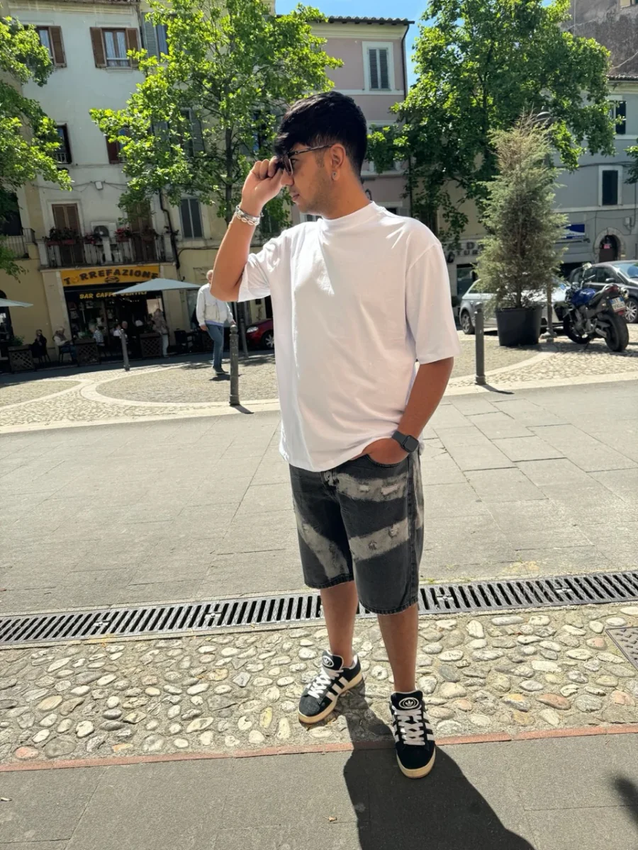 Bermuda in jeans grigio scuro con effetto slavato - immagine 2