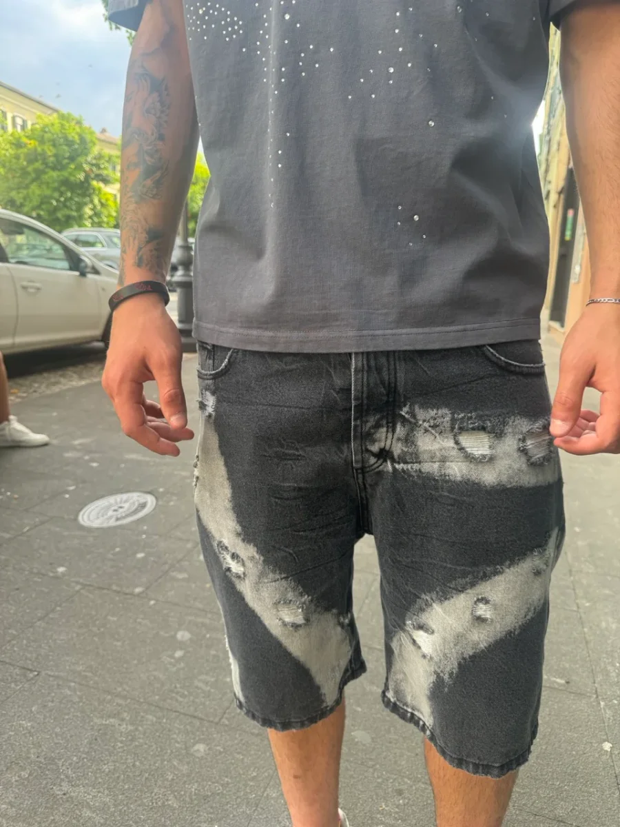 Bermuda in jeans grigio scuro con effetto slavato - immagine 3