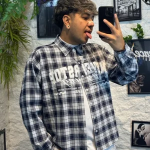 Camicia cropped a quadri blu con stampa "NEVERSTOP" - OVERSIZE