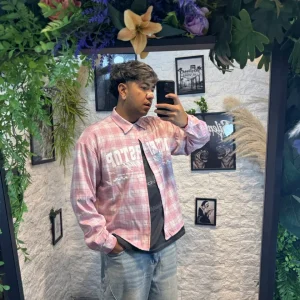 Camicia cropped a quadri rosa con stampa "NEVERSTOP" - OVERSIZE