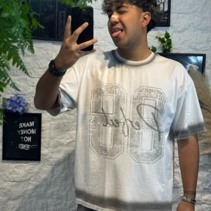 T-shirt bianca con stampa 88 e scritta in brillantini - OVERSIZE