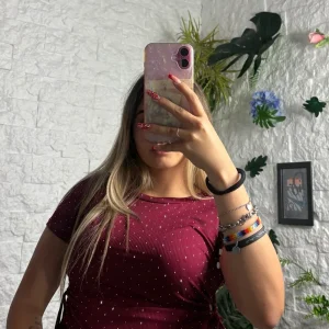 T-shirt crop a costine con apertura laterale e laccio regolabile