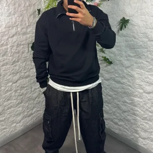 Pantalone cargo grigio scuro in denim con tasconi laterali