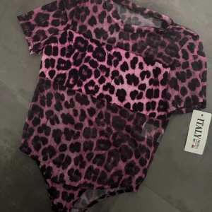 Body fucsia in tulle leopardato con fascia a contrasto 4-14 anni