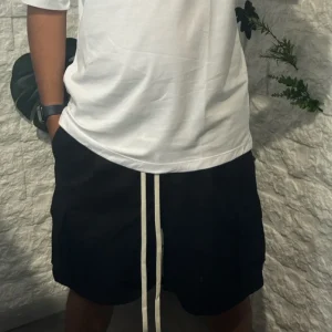 Pantaloncino nero cargo con tasconi laterali