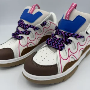 Sneakers multicolore con lacci viola e dettagli a contrasto