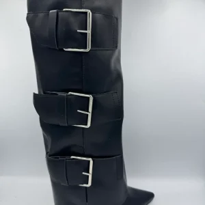 Stivale alto nero a punta con tre fibbie laterali regolabili