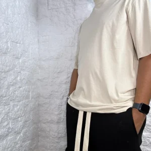 T-shirt beige in tinta unita con mezzo collo alto