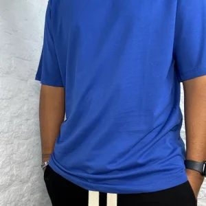 T-shirt blu in tinta unita con mezzo collo alto
