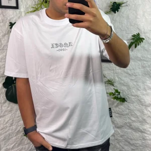 T-shirt bianca con mezzo collo alto e stampa "ANGEL" con brillantini