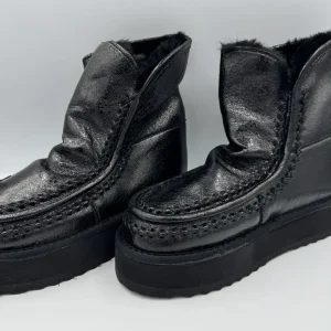 Stivale nero in ecopelliccia con platform cucita