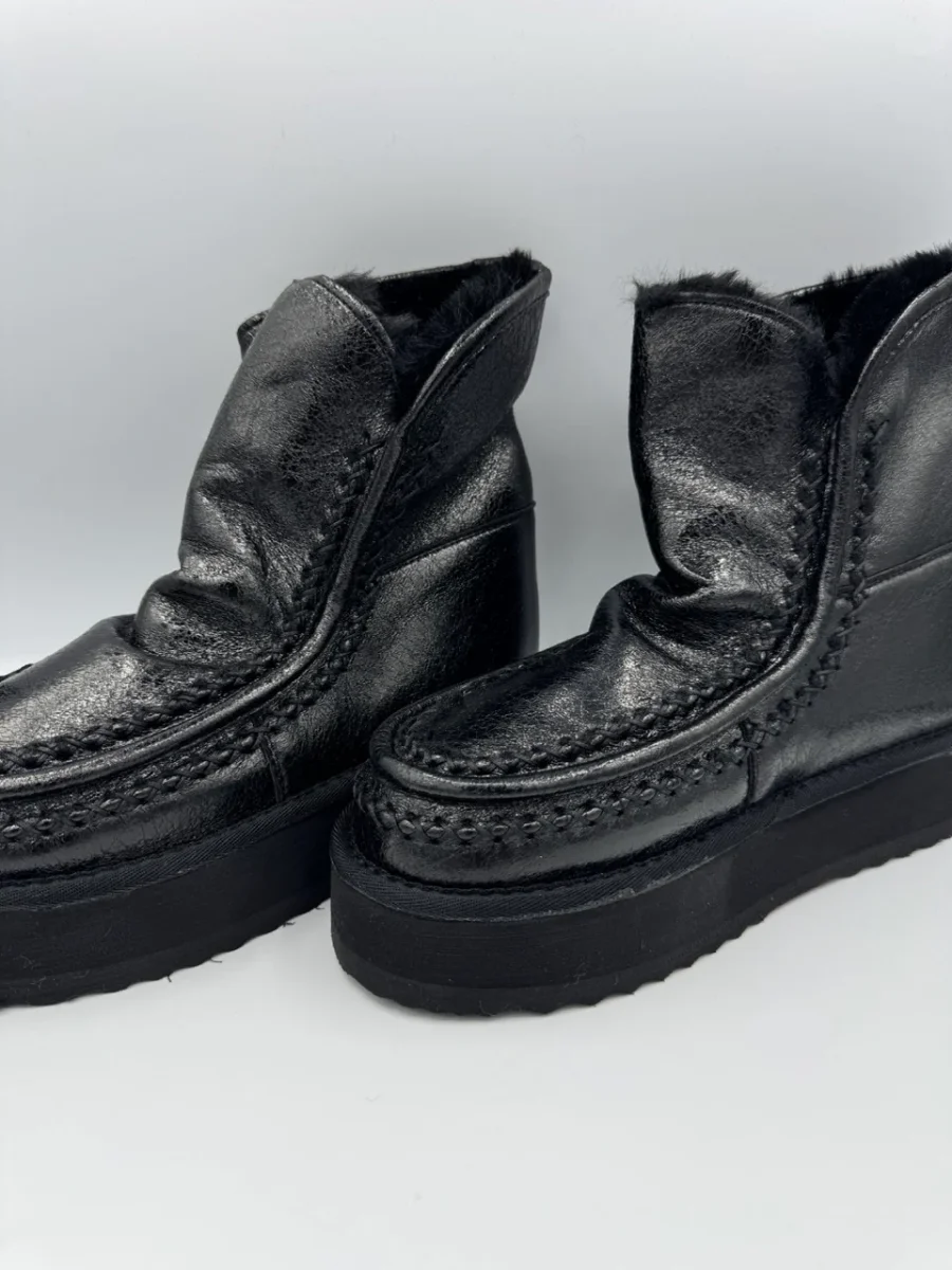 Stivale nero in ecopelliccia con platform cucita