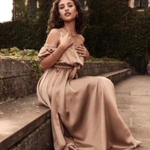 Abito lungo beige in raso con maniche a palloncino maxi spacco e cintura