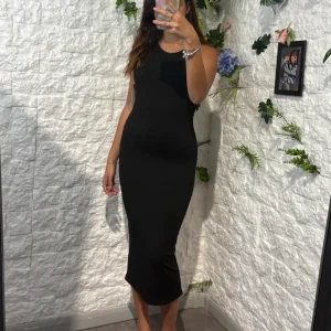 Abito tubino lungo a costine con spalline sottili e spacco posteriore