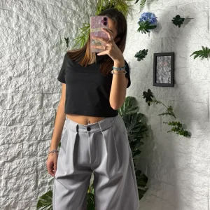 Bermuda elegante in tinta unita con pences