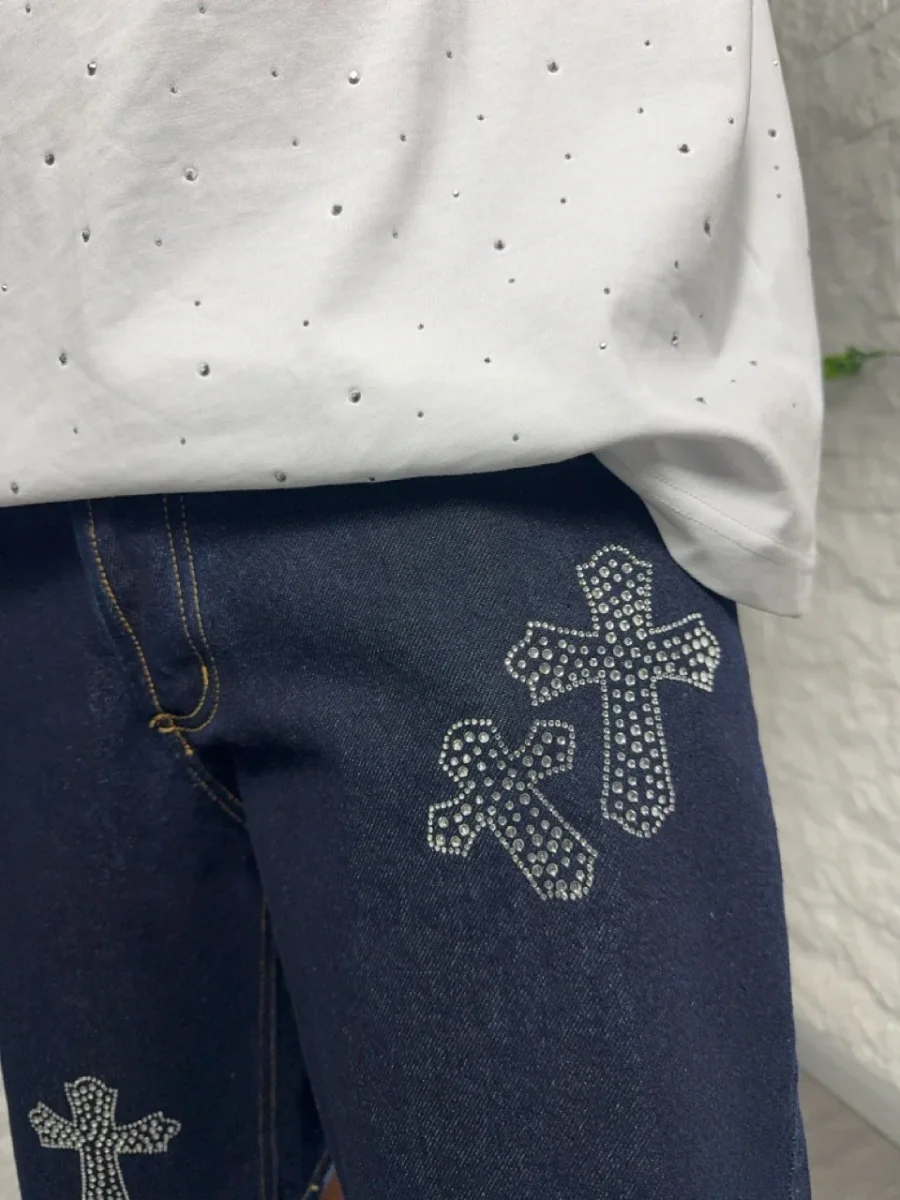 Bermuda in jeans lavaggio scuro con croce brillantinata - immagine 5