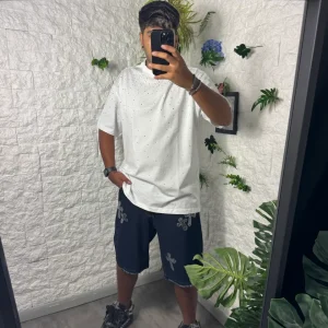 Bermuda in jeans lavaggio scuro con croce brillantinata