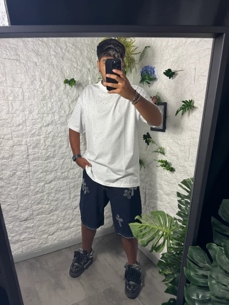 Bermuda in jeans lavaggio scuro con croce brillantinata