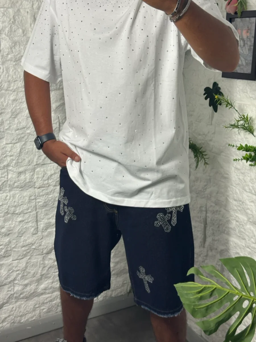 Bermuda in jeans lavaggio scuro con croce brillantinata - immagine 3