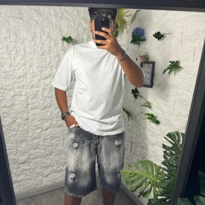 Bermuda in denim grigio slavato con strappi