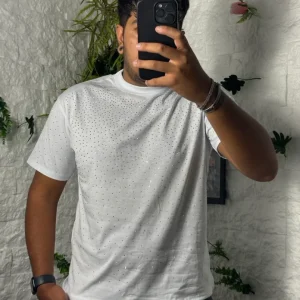 T-shirt bianca in tinta unita con mezzo collo alto e brillantini