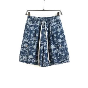 Pantaloncino cargo blu in cotone con stampa a rose e tasche laterali