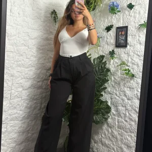 Pantalone a palazzo con pences e dettaglio in vita a effetto doppio