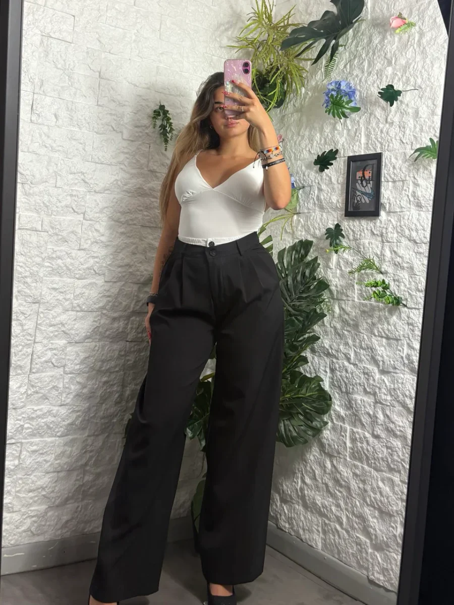 Pantalone a palazzo con pences e dettaglio in vita a effetto doppio