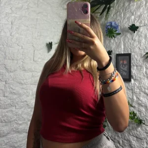 Canottiera aderente in tinta unita a costine